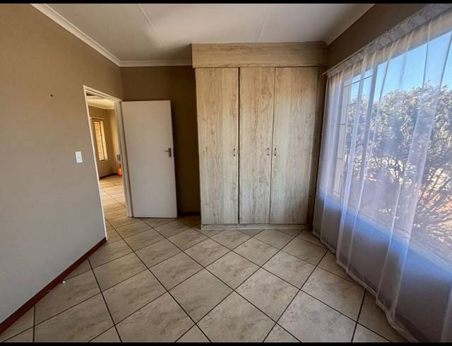 2 BEDROOM TOWNHOUSE FOR SALE IN FLORIDA GLEN